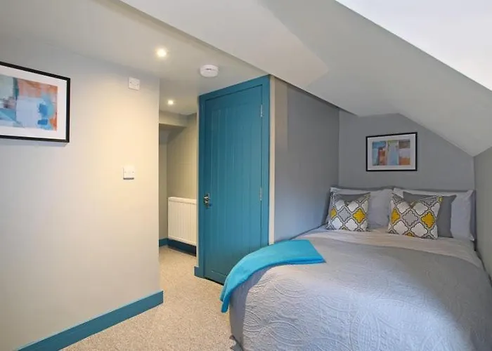 Elland Road Guest house *